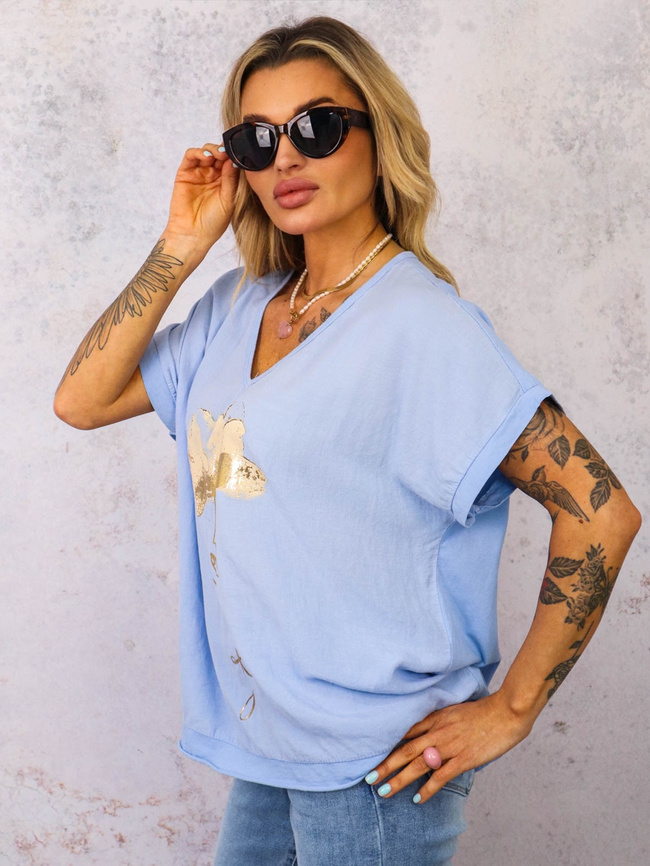 T-SHIRT ZE ZŁOTYM KWIATEM I DEKOLTEM W SZPIC- NIEBIESKI