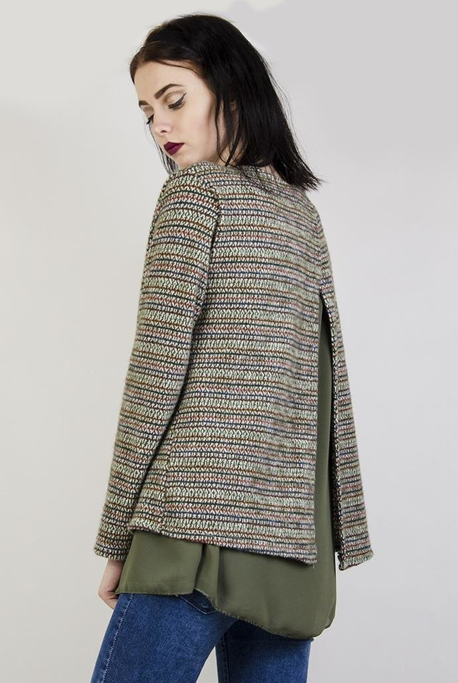 Zielona bluzka w paski, z wisiorkiem