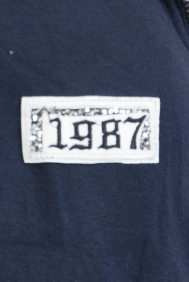 Granatowa bluza z kapturem zapinana na zamek z naszywkami