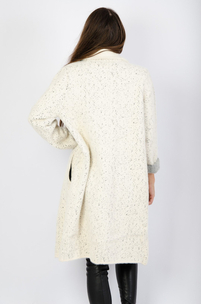 Kremowy płaszcz w kropki