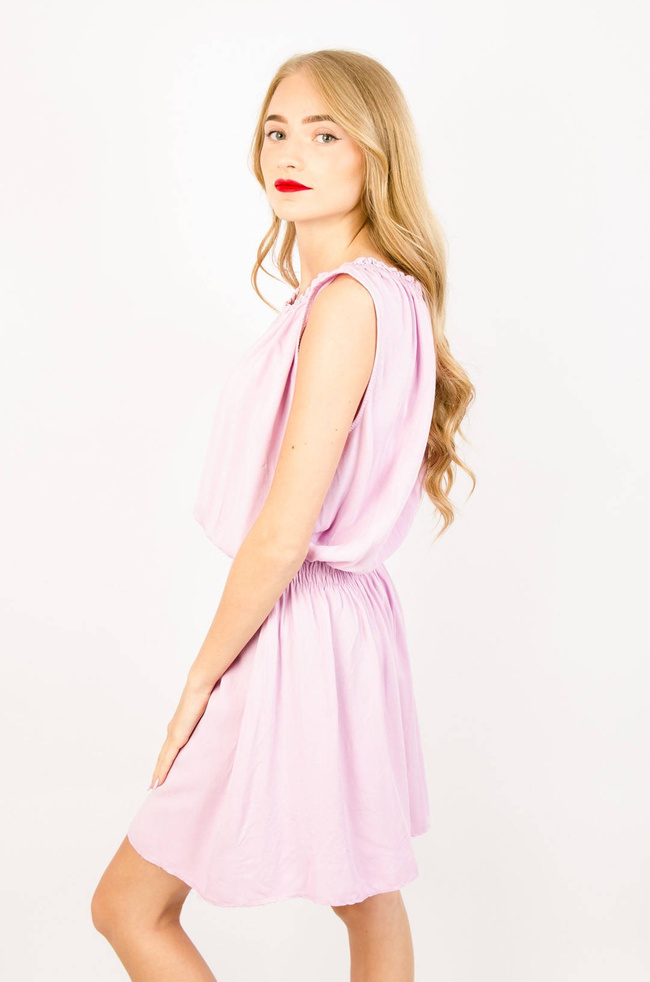 RÓŻOWA SUKIENKA BEZ RĘKAWÓW Z GUMĄ W PASIE 