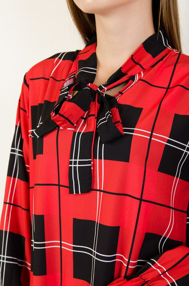 Czerwona sukienka w kratę z falbaną na dole