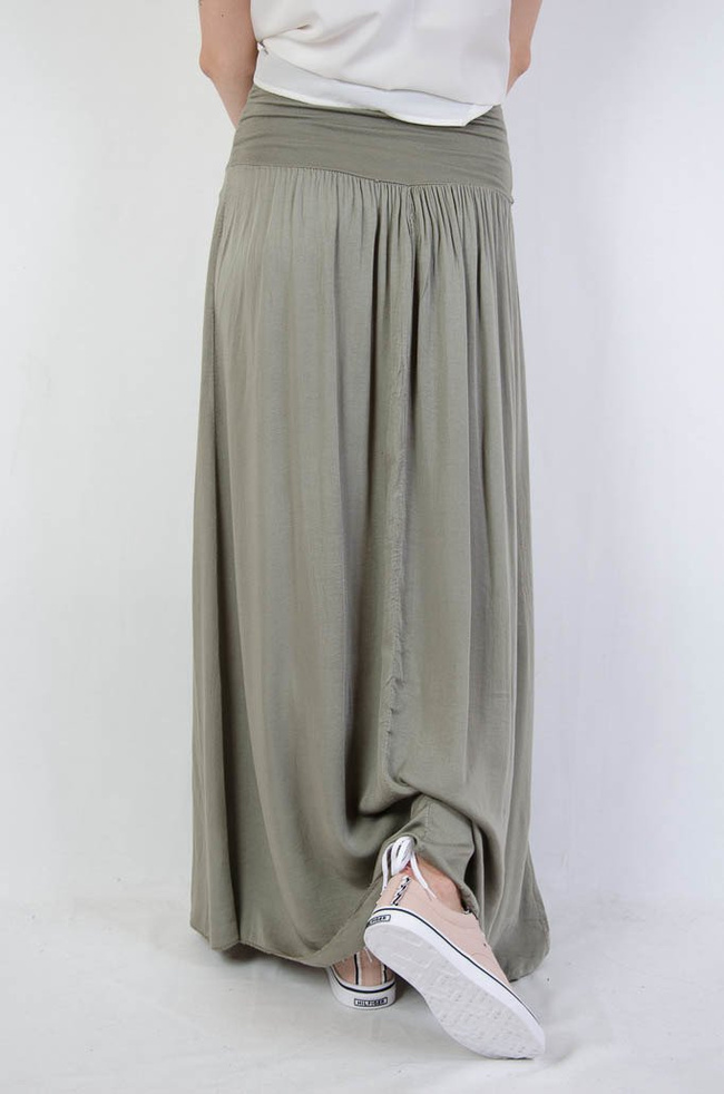 Długa zwiewna zielona spódnica z szerokim pasem