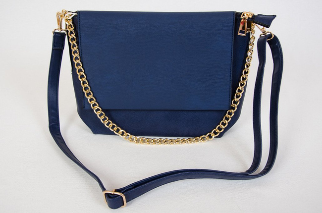 Granatowa kopertowa torebka na złotym łańcuszku