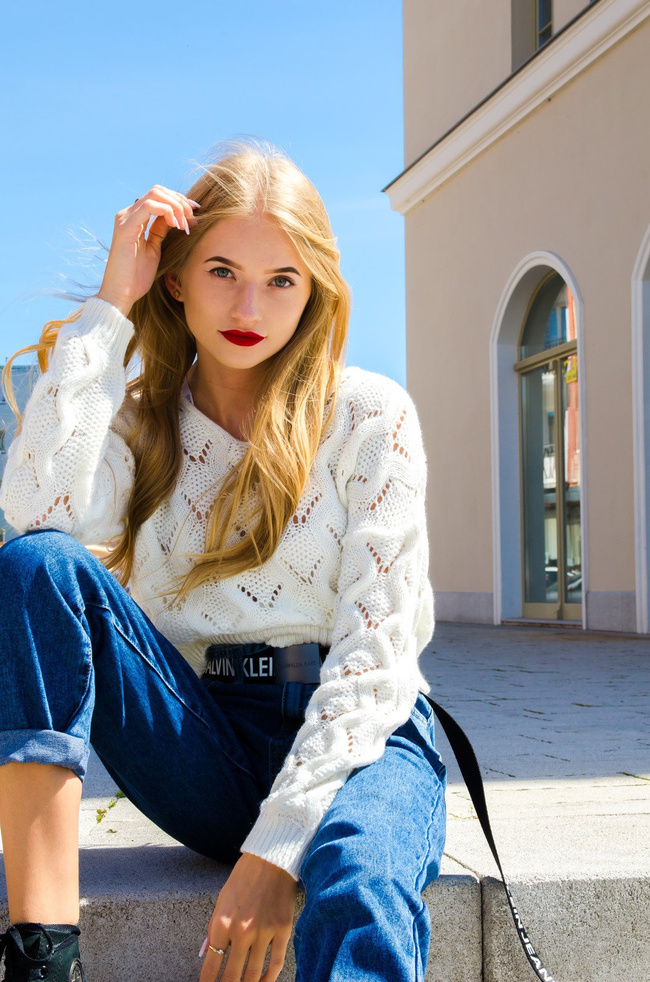 KRÓTKI SWETER W KOLORZE ECRU Z DEKOLTEM W SEREK