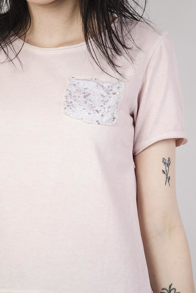 Bladoróżowa bluzka z falbanką i cekinową kieszonką