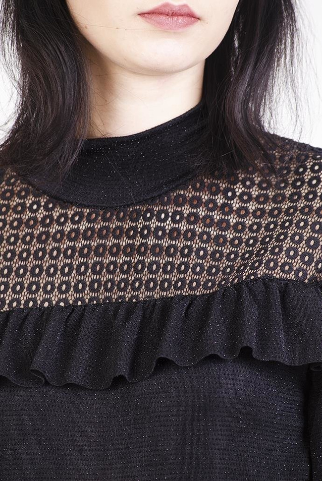 Czarna sukienka z falbanką przy dekolcie oraz ażurowymi wstawkami