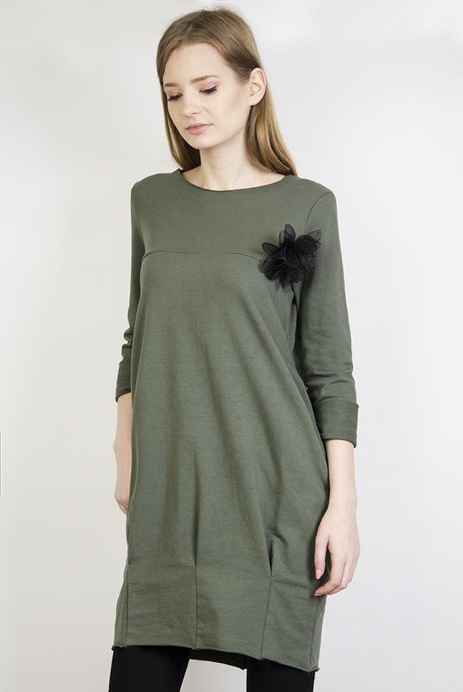 Zielona tunika z czarnym kwiatem