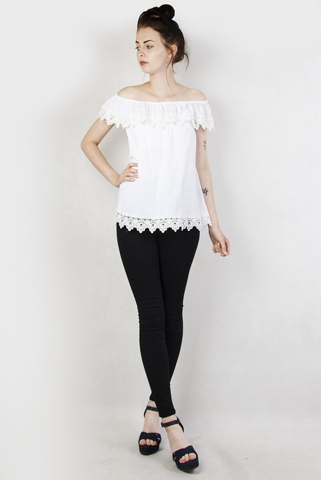 Biała bluzka koszulowa z hiszpańskim dekoltem