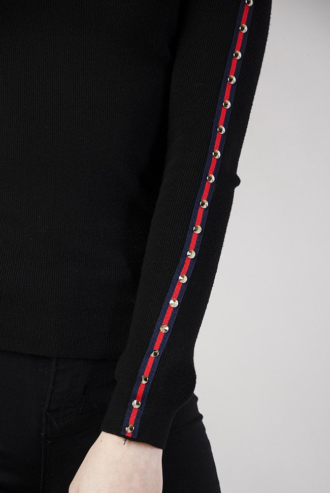 Czarna, przylegająca bluzka z ćwiekami u boku