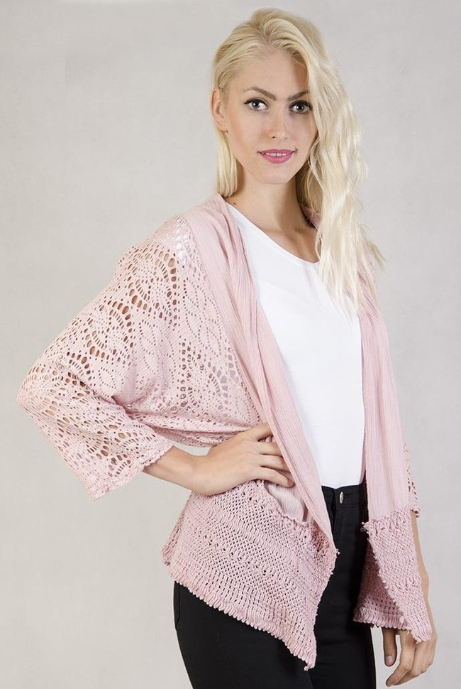 Koronkowa narzutka z szerokim plecionym pasem na dole różowa