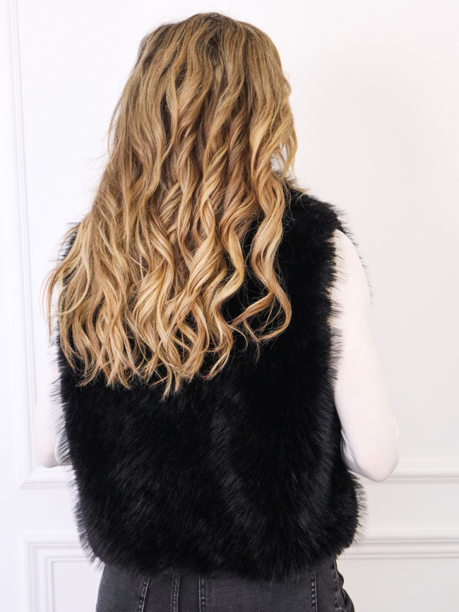 KAMIZELKA FUTRZANA ZAPINANA NA HAFTKI- CZARNA