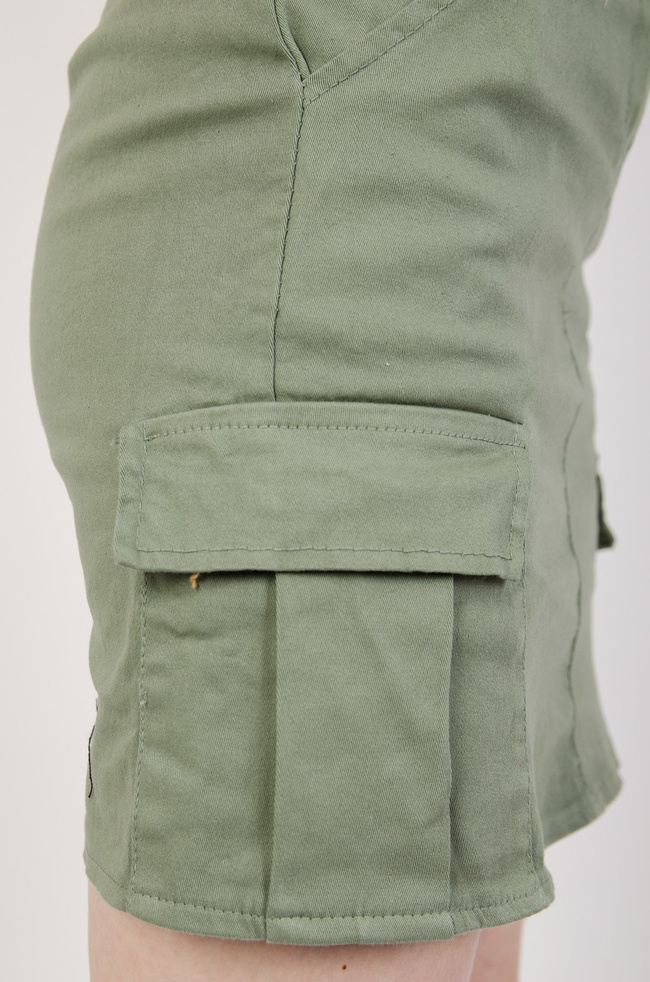 Zielona spódnica z kieszeniami
