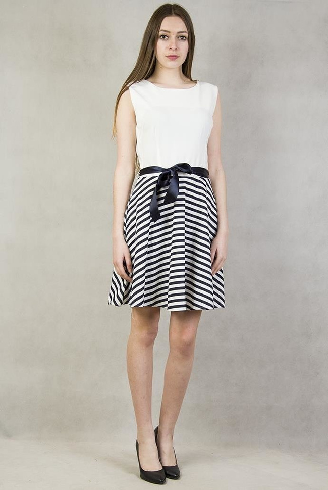 Biała sukienka z granatowymi paskami na dole