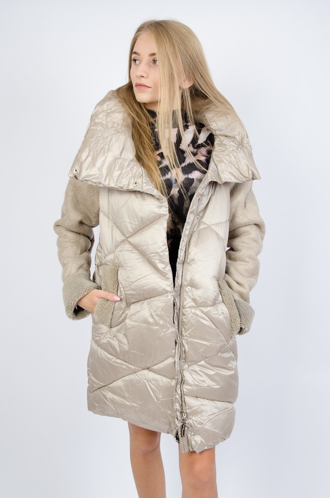 Beżowy pikowany płaszczyk z kożuchem na rękawach