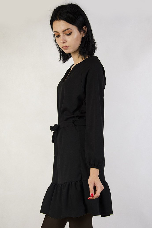 Czarna sukienka z falbaną na dole