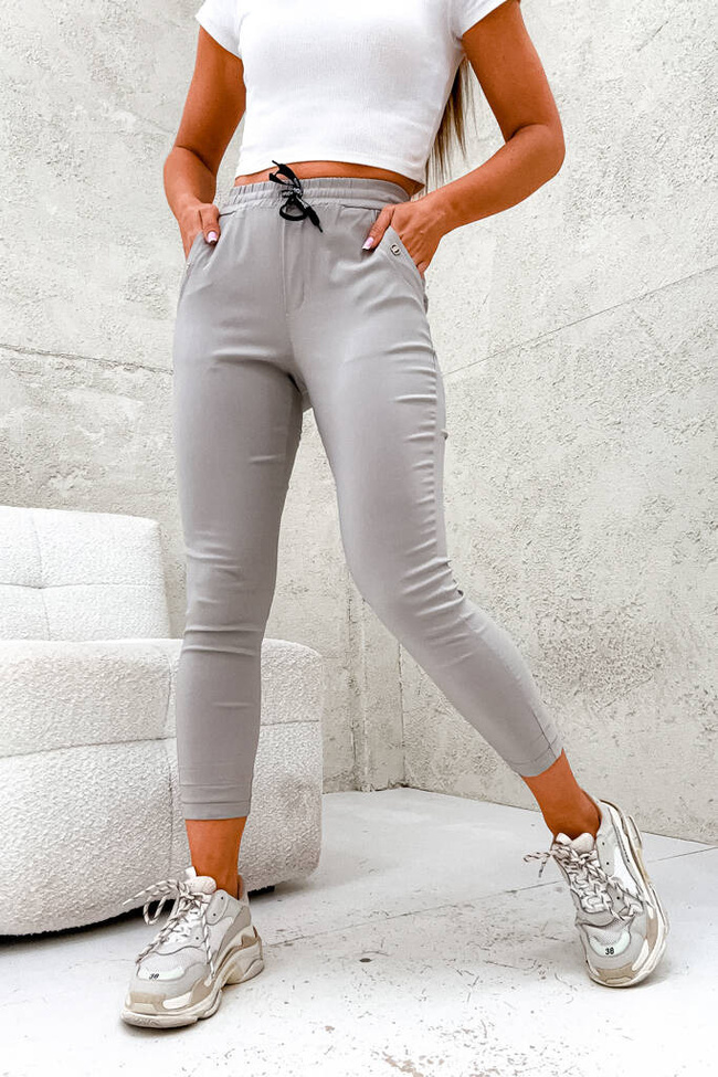 SPODNIE ZE ŚCIAGACZEM W PASIE I OZDOBĄ NA KIESZENI- BEŻOWE