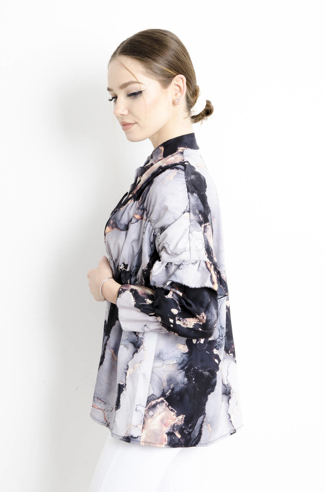 KOSZULA  MARMURKOWA Z FALBANAMI NA RĘKAWACH - CZARNA