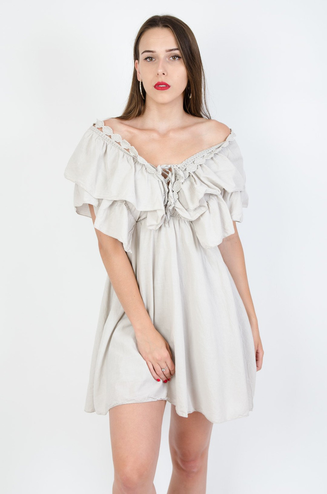 Beżowa sukienka z dekoltem w serek i wycięciem na plecach 