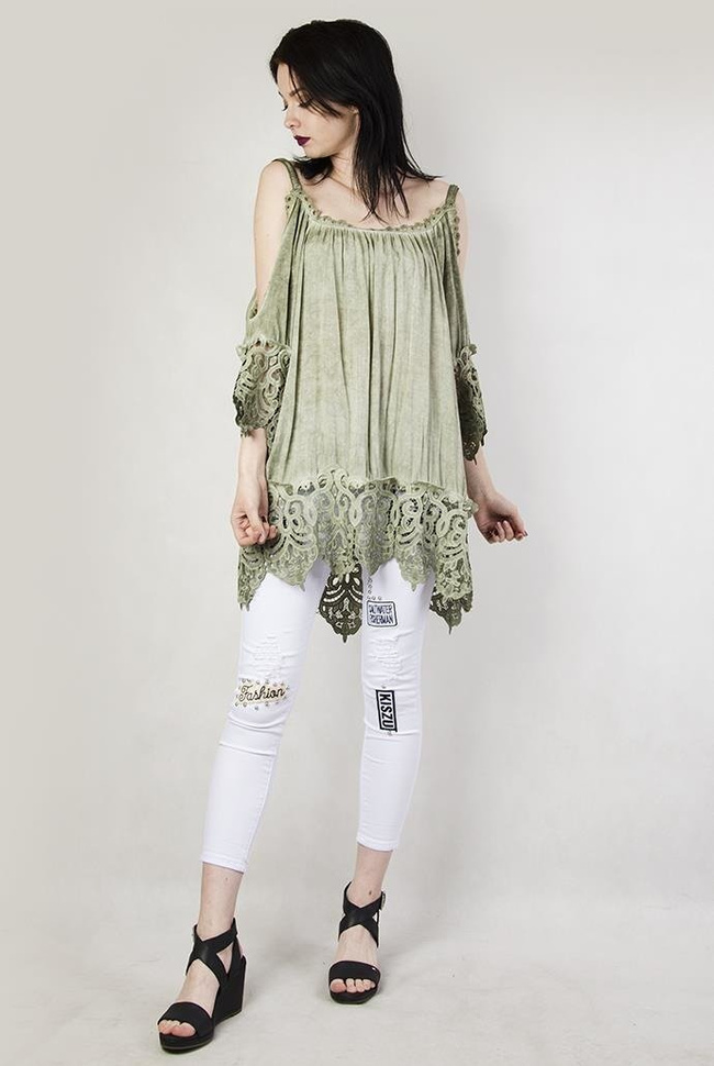 Zielona bluzka z ażurowymi wstawkami i odkrytymi ramionami