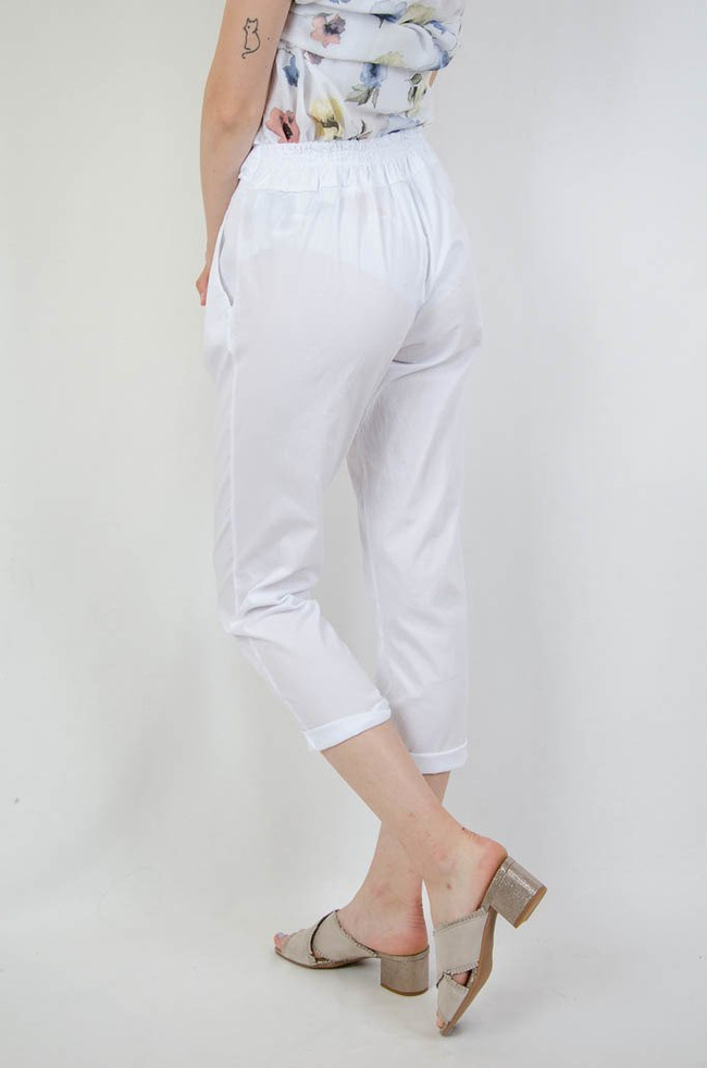 Białe materiałowe spodnie z wiązaniem w pasie