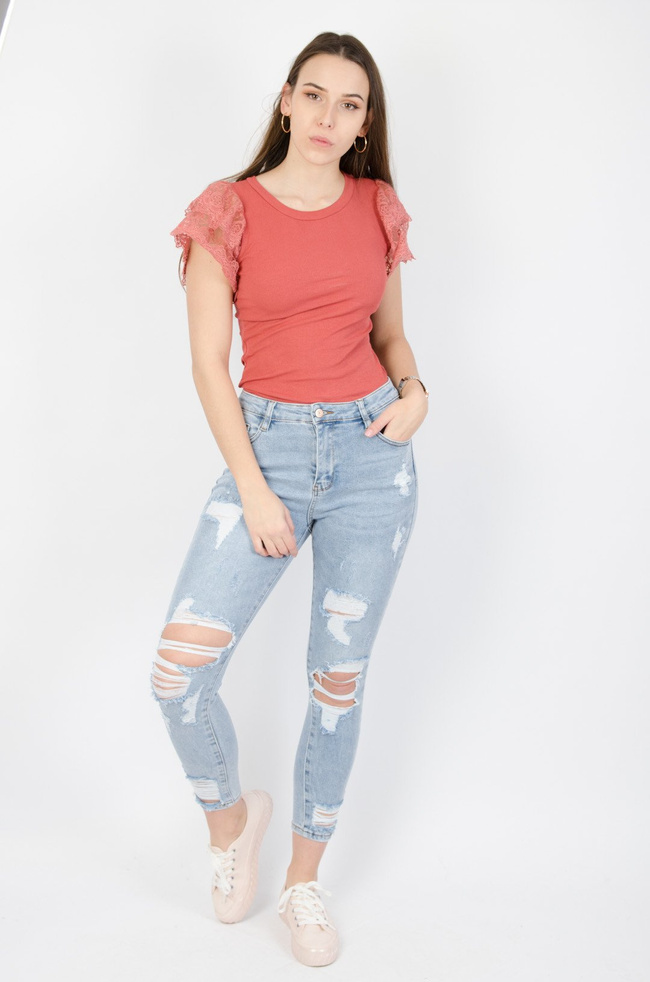 Jasne spodnie jeansowe z przetarciami-wysoki stan