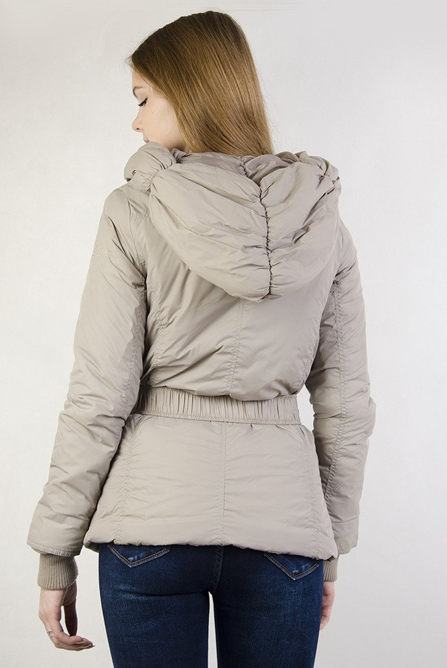 Beżowa kurtka z paskiem w talii