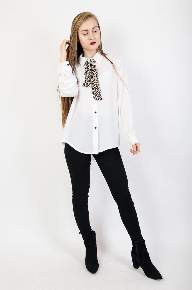 Biała koszula z kokardą przy szyi