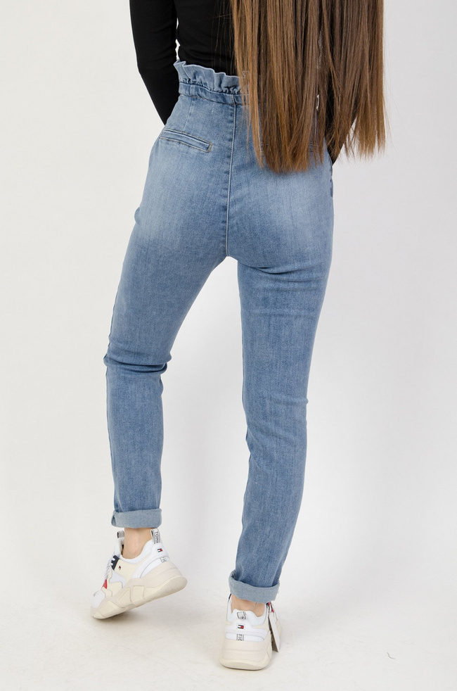 Jasne spodnie jeansowe haremki z falbaną w pasie