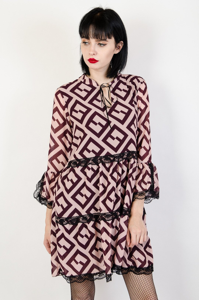 Sukienka w beżowo bordowe wzory wiązana przy szyi