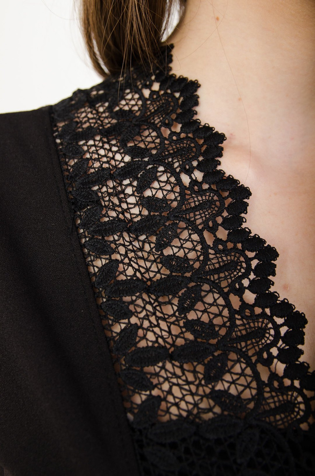 Czarne body z wstawkami z koronki