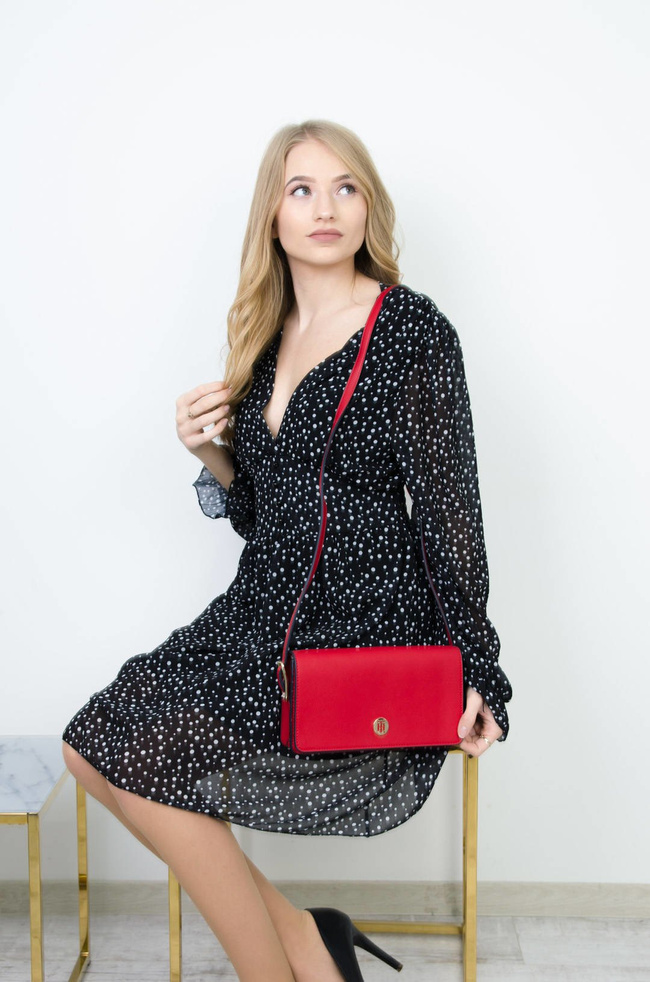 CZARNA SZYFONOWA SUKIENKA W BIAŁE KROPKI-DEKOLT W SZPIC