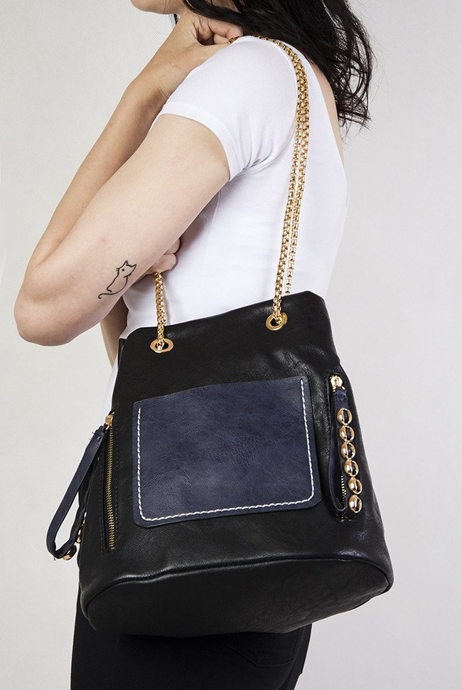 Czarno-granatowa torebka na złotym łańcuszku