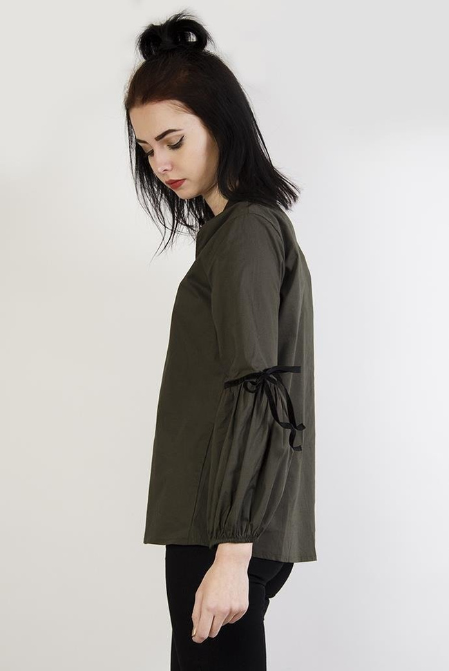 Zielona koszula z czarnymi, aksamitnymi wstążkami