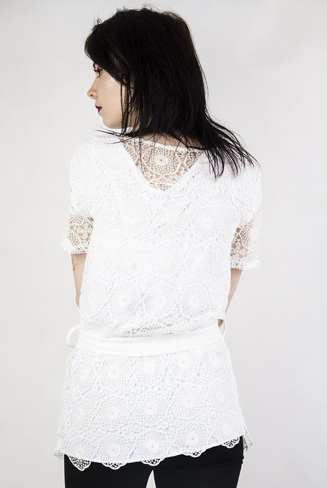 Biała ażurowa narzutka zapinana na guziki