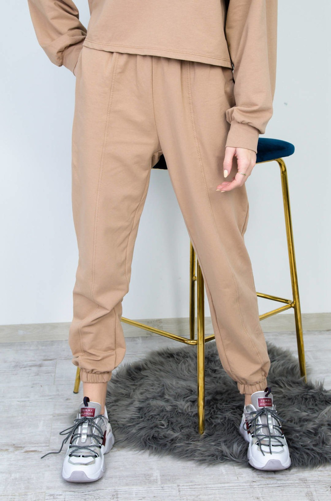 JASNO-BRĄZOWY BAWEŁNIANY KOMPLET DRESOWY Z PRZYPINKĄ