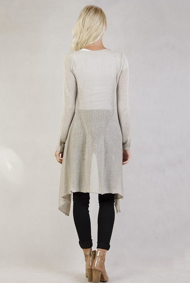 Beżowa narzutka z asymetrycznymi bokami