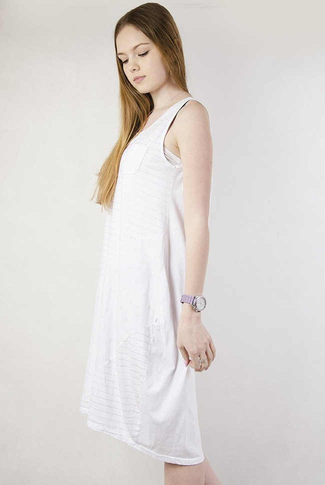 Biała sukienka oversize w paski i kropki