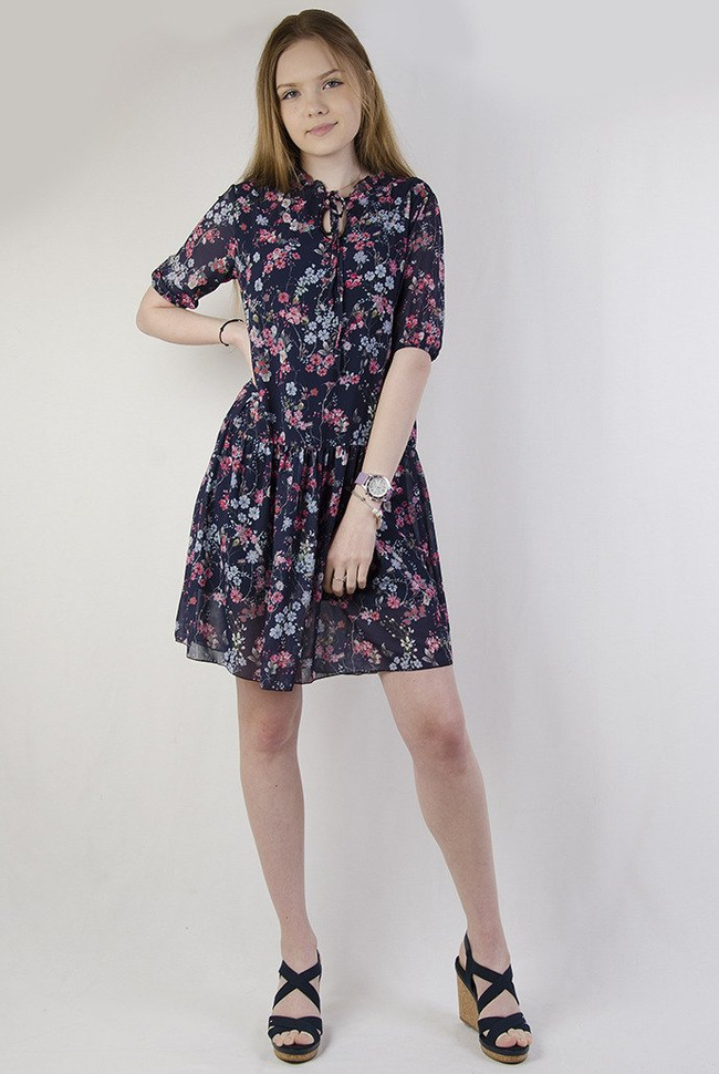 Zwiewna granatowa sukienka w kwiaty z wiązaniem przy szyi 