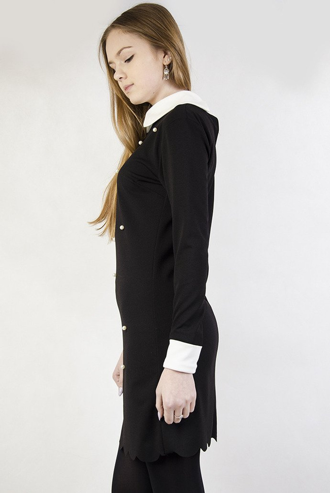 Czarna sukienka z jasnym kołnierzem i mankietami