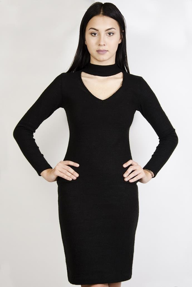 Długa, czarna sukienka prążkowana z paskiem przy szyi