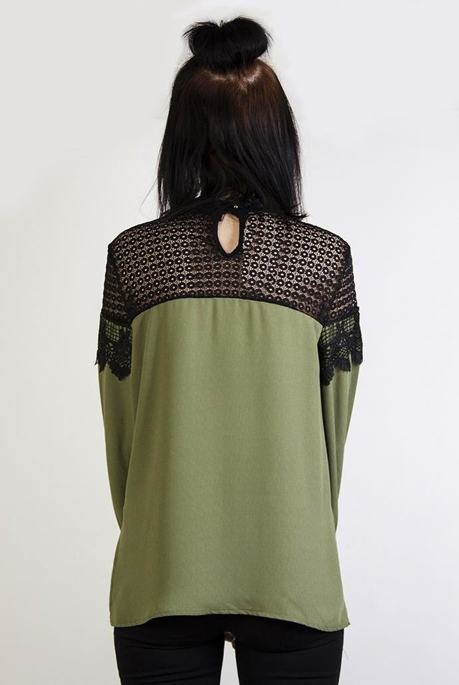 Zielona bluzka z kulkami przy rękawach i ażurowymi wstawkami