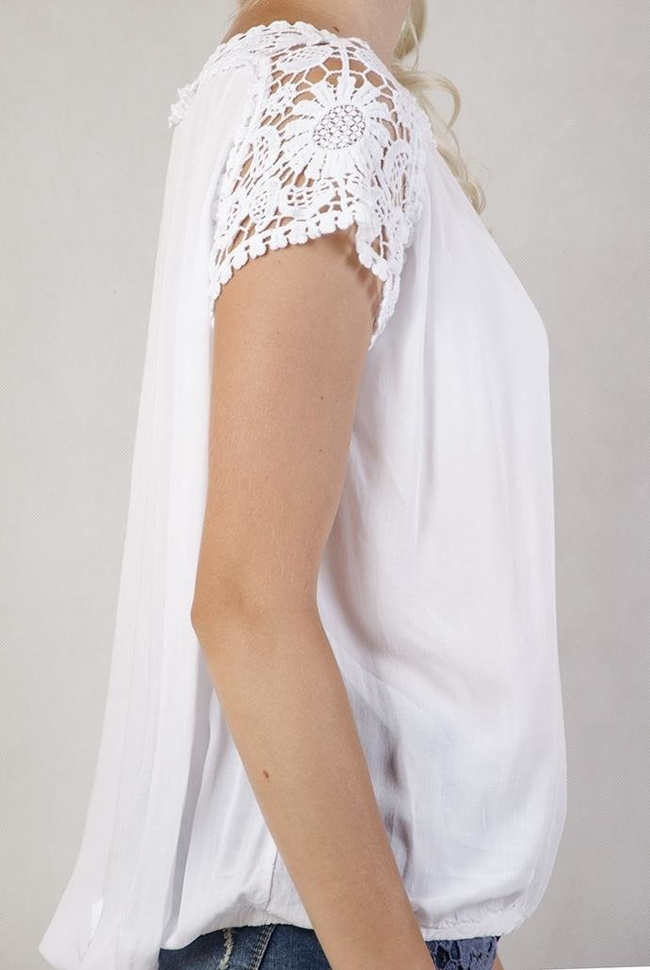 Biała bluzka z ozdobną koronką na rękawach