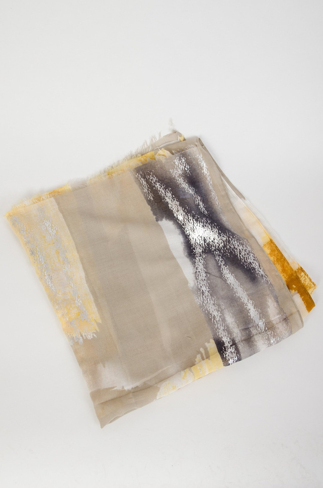 Żółty szal ze złotymi elementami 