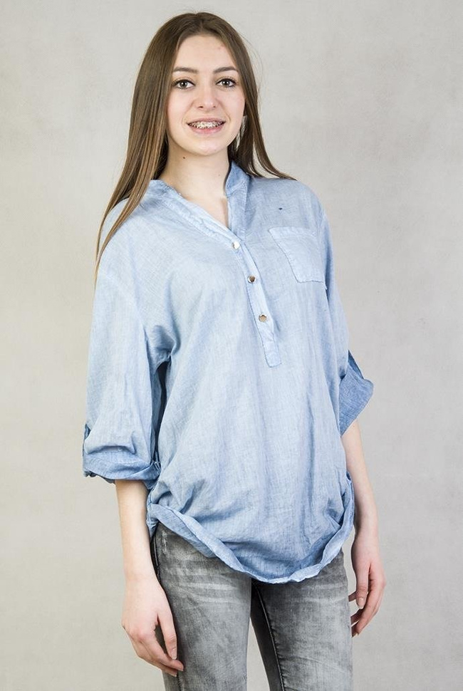 Jasnoniebieska koszula po bokach ze stójką