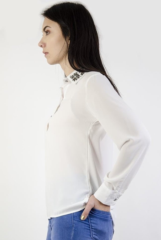 Biała koszula ze zdobionym kołnierzem