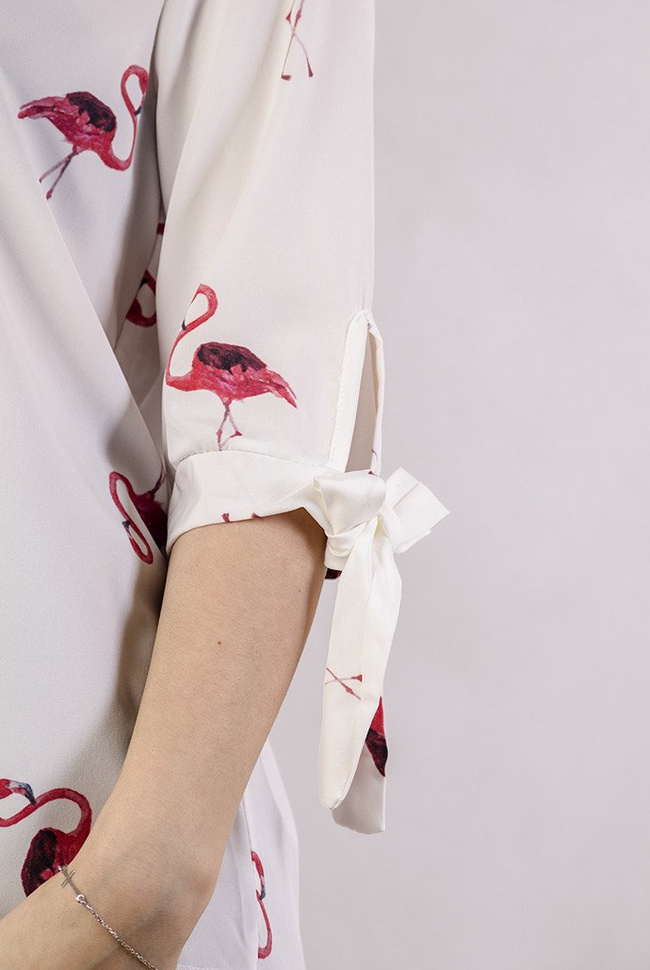 Zwiewna biała bluzka w flamingi
