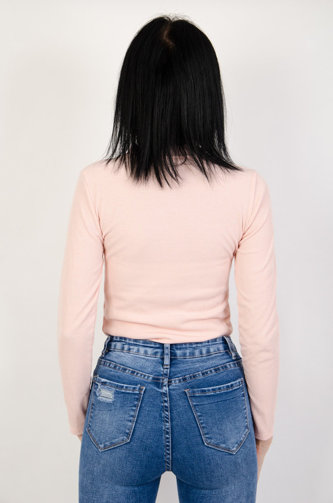 Różowa bluzka prążkowana ze złotymi guzikami