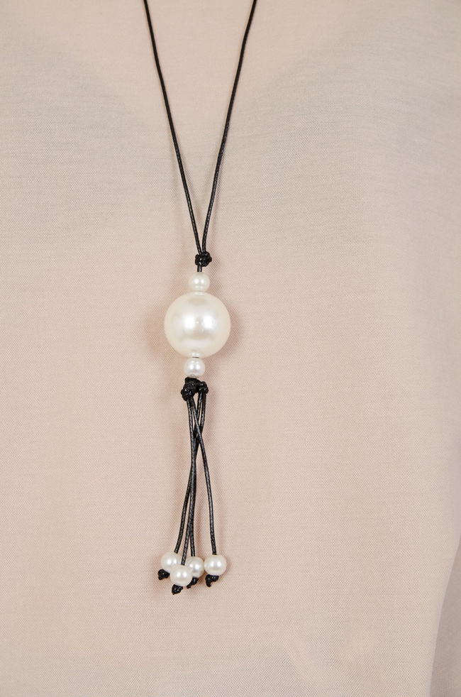 Beżowa asymetryczna bluzka z falbaną + wisiorek 