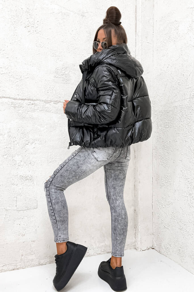 KURTKA Z KIESZENIĄ I ZAMKIEM NA RĘKAWIE- CZARNA